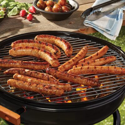 Saucisses Ferme des Voltigeurs en cuisson sur BBQ ambiance d'été