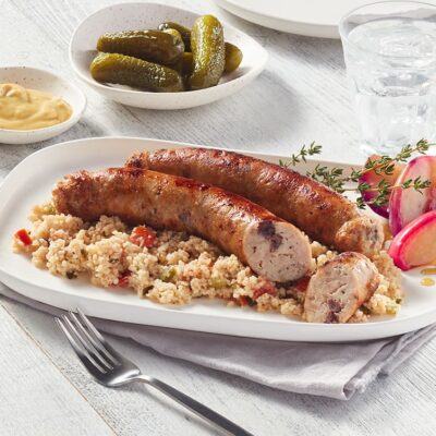 Photo ambiance de la saucisse aux pommes et canneberges de Ferme des Voltigeurs, format carrousel. / Lifestyle photo of Ferme des Voltigeurs' Apple & Cranberry Sausage, carousel format.