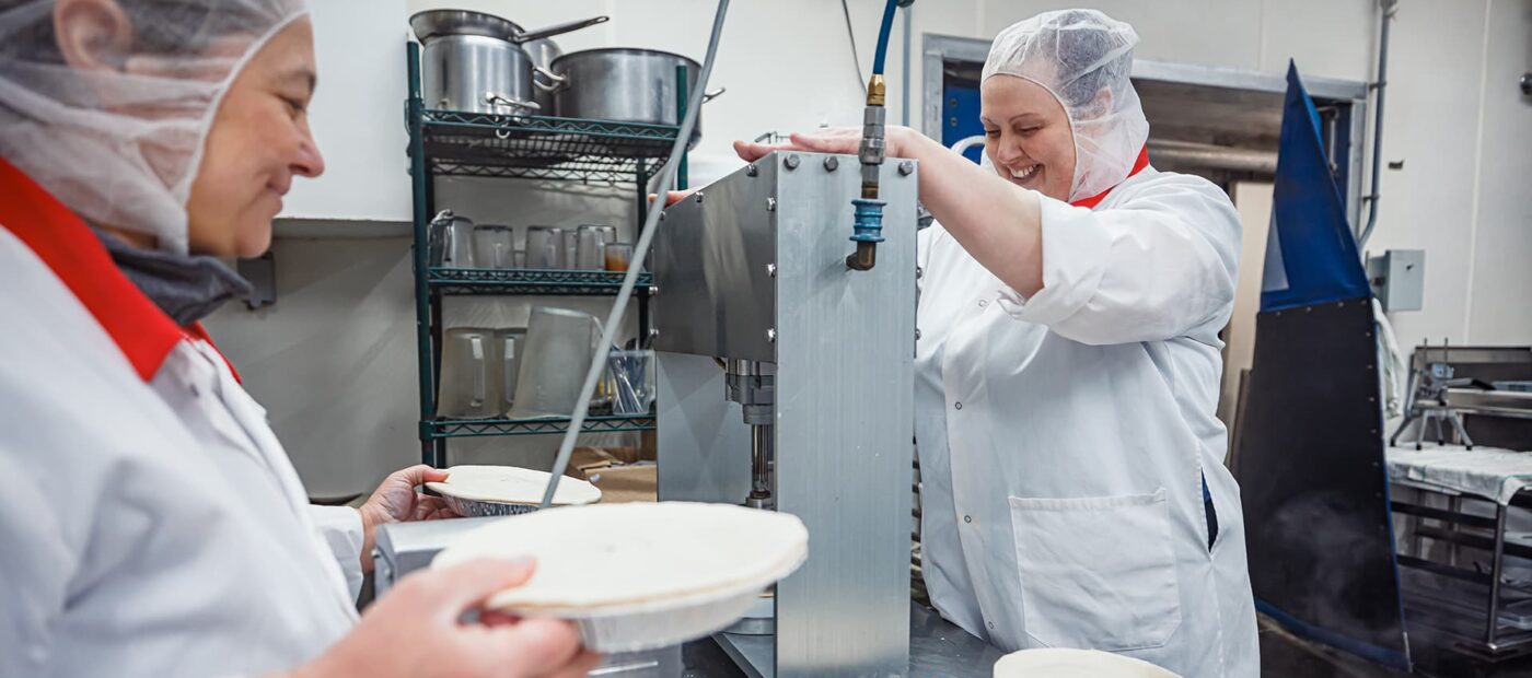 Employé en cuisine, photo Ferme des Voltigeurs. / Ferme des Voltigeurs Kitchen Employee.
