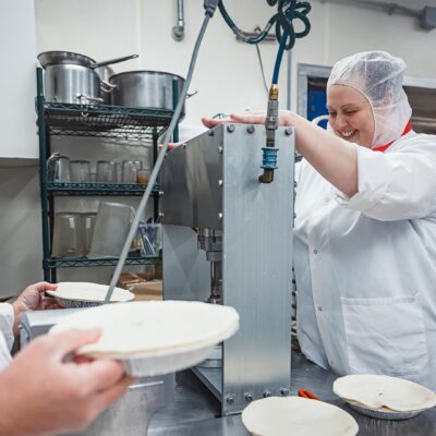 Employé en cuisine, photo Ferme des Voltigeurs. / Ferme des Voltigeurs Kitchen Employee.