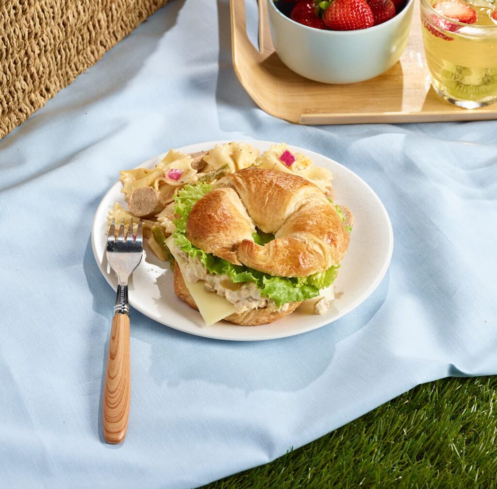 Croissant à la tartinade de poulet de grain Ferme des Voltigeurs accompagné d'une salade de pâtes dans une ambiance pic-nic