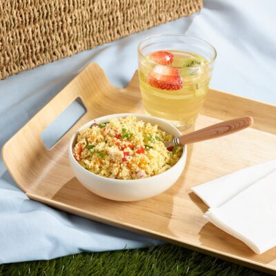 Photo ambiance pic-nic salade couscous et mandarine de Ferme des Voltigeurs. / Ferme des Voltigeurs Couscous and Mandarin Salad in a Picnic-Style Setting.