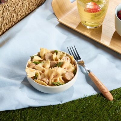Salade de pâtes d'accompagnement aux saucisses et asperges de Ferme des Voltigeurs. / Ferme des Voltigeurs Sausage and Asparagus Pasta Side Salad.