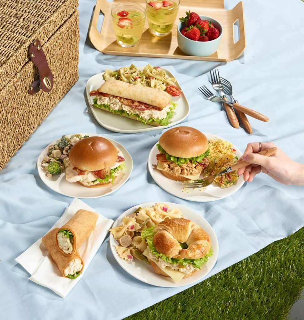 La variété de salades Ferme des Voltigeurs dans une photo ambiance pic-nic. / A Variety of Ferme des Voltigeurs Salads in a Picnic-Style Setting.