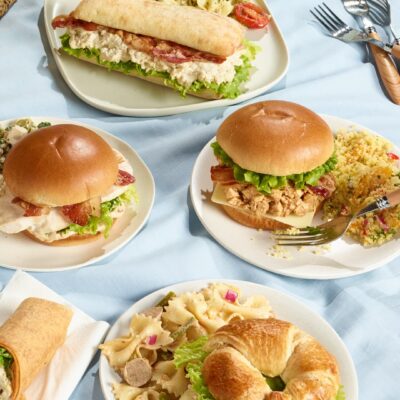 Variété de sandwichs et salades Ferme des Voltigeurs, ambiance pic-nic. / A Variety of Sandwiches and Salads in a Picnic-Style Setting.