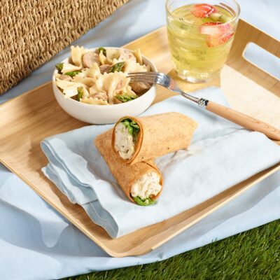 Wrap fumé Ferme des Voltigeurs avec salade d'accompagnement, ambiance pic-nic. / Smoked Ferme des Voltigeurs Wrap with Side Salad – Picnic-Inspired Experience.