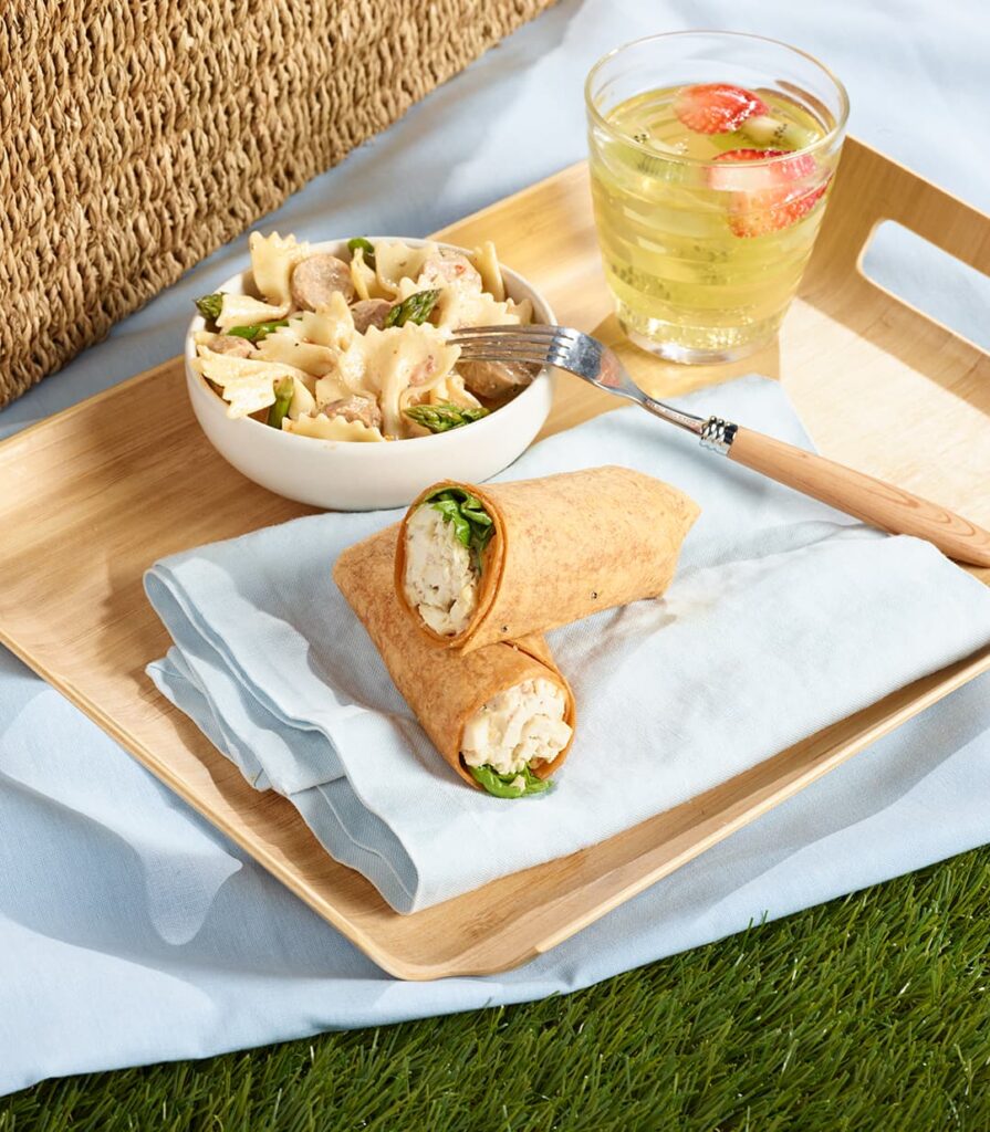Wrap fumé Ferme des Voltigeurs avec salade d'accompagnement, ambiance pic-nic. / Smoked Ferme des Voltigeurs Wrap with Side Salad – Picnic-Inspired Experience.