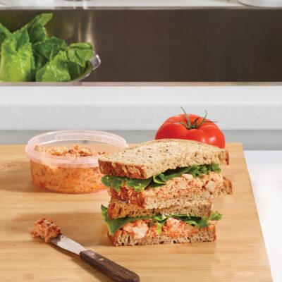 Sandwich aux tomates et pesto Ferme des Voltigeurs dans une ambiance Back to School. / Ferme des Voltigeurs Tomato and Pesto Sandwich in a Back-to-School Setting