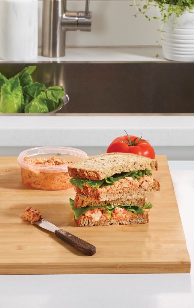 Sandwich aux tomates et pesto Ferme des Voltigeurs dans une ambiance Back to School. / Ferme des Voltigeurs Tomato and Pesto Sandwich in a Back-to-School Setting