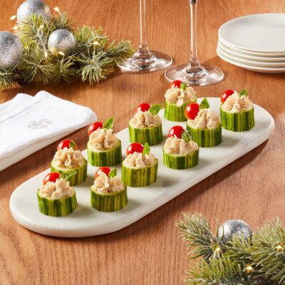 Tartinade au poulet de grain Ferme des Voltigeurs sur comcombre dans une assiette.