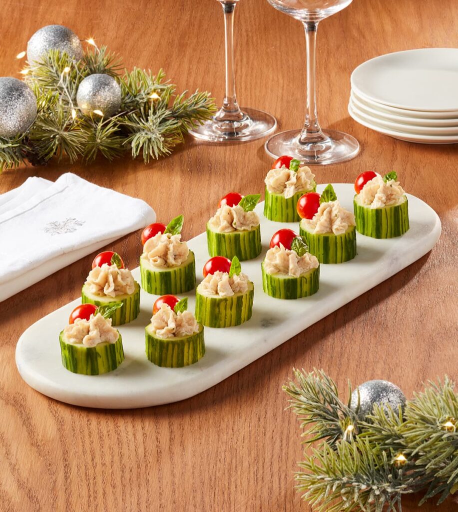 Tartinade au poulet de grain Ferme des Voltigeurs sur comcombre dans une assiette.