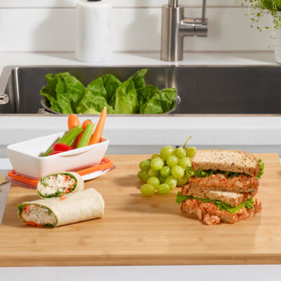 Table avec lunchs - sandwichs, salades et tartinades Ferme des Voltigeurs. / Table with lunches – sandwiches, salads and spreads from Ferme des Voltigeurs.