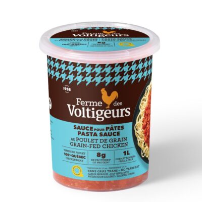 Emballage en plastique de la sauce pour pâtes de Ferme des Voltigeurs sur fond blanc. / Ferme des Voltigeurs pasta sauce plastic container on a white background.