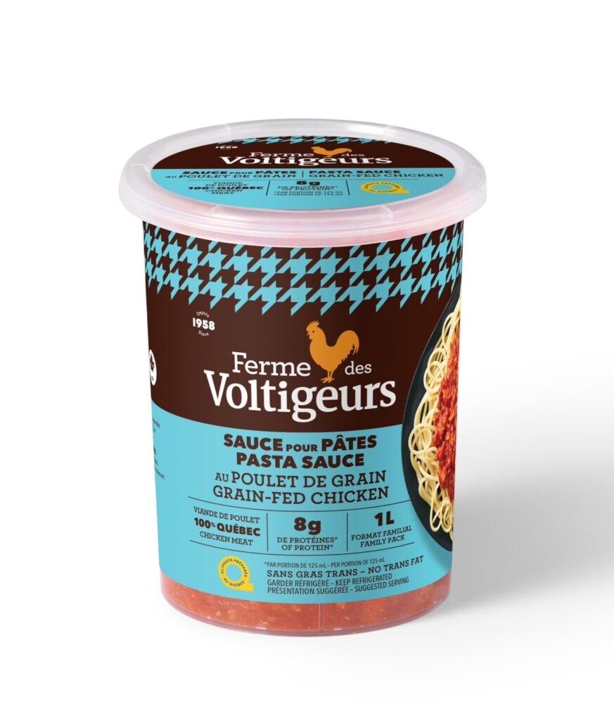 Emballage en plastique de la sauce pour pâtes de Ferme des Voltigeurs sur fond blanc. / Ferme des Voltigeurs pasta sauce plastic container on a white background.