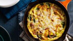 Recette omelette poulet et épinards FDV en collaboration avec Poulet du Québec. Chicken & Spinach Omelette Recipe by FDV, in collaboration with Le Poulet du Québec