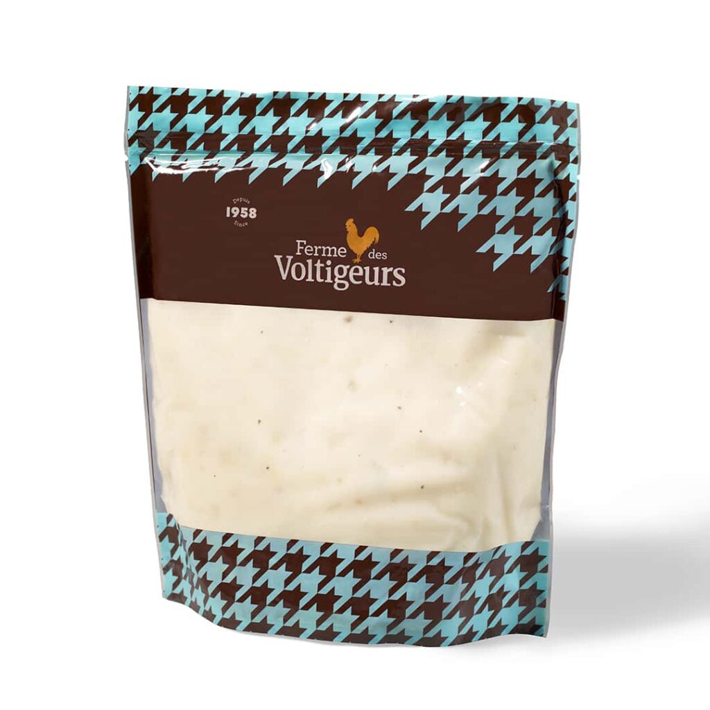 Emballage du velouté de Ferme des Voltigeurs sur fond blanc. / Ferme des Voltigeurs chicken velouté package displayed on a white background.