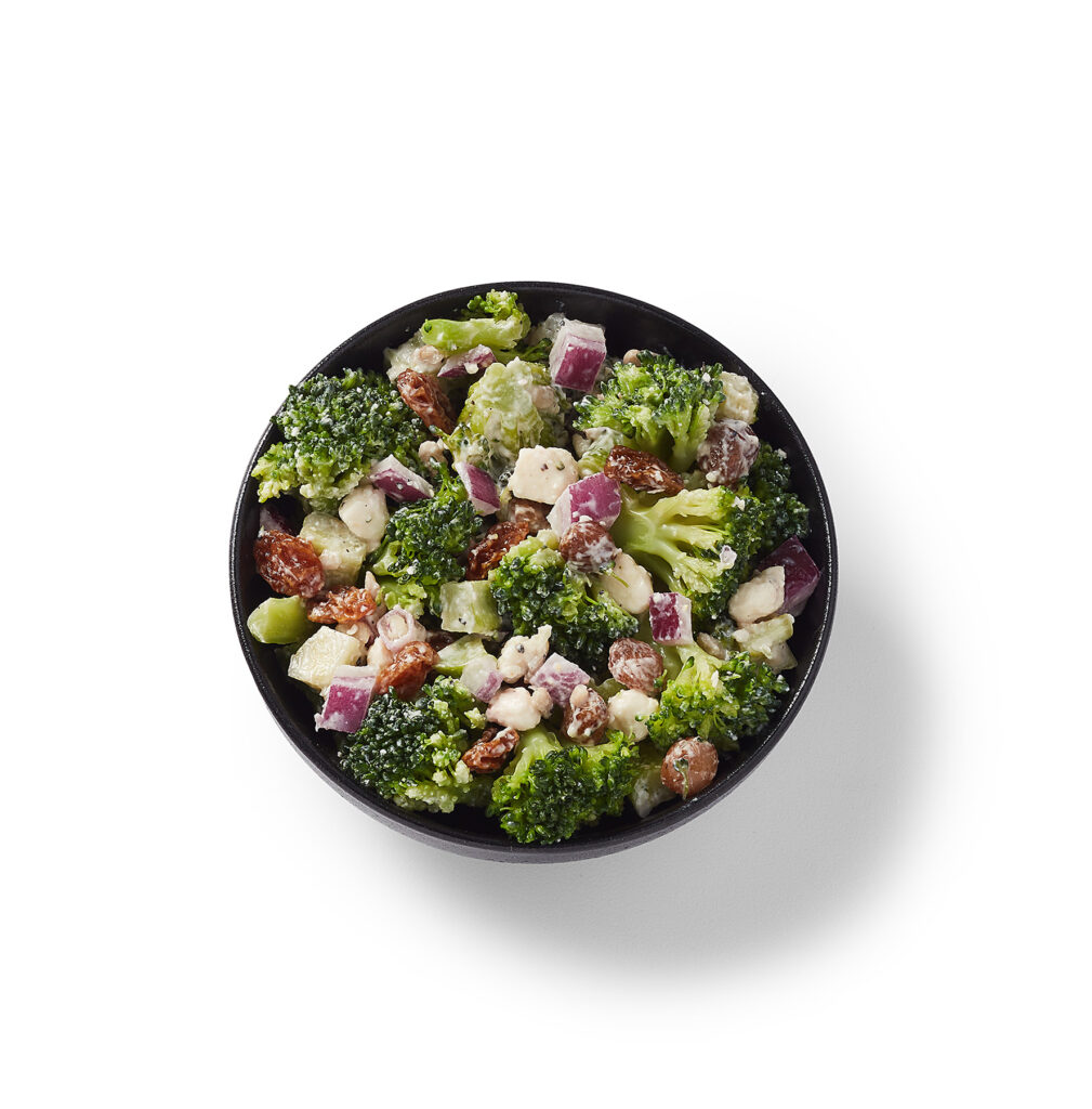 Salade brocoli Ferme des Voltigeurs sur un fond blanc. / Ferme des Voltigeurs Broccoli Salad, Isolated on a White Background.