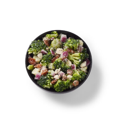 Salade brocoli Ferme des Voltigeurs sur un fond blanc. / Ferme des Voltigeurs Broccoli Salad, Isolated on a White Background.