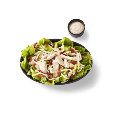 Salade repas césar au poulet de grain Ferme des Voltigeurs. Photo sur fond blanc. / Ferme des Voltigeurs Grain-Fed Chicken Caesar Salad. Photo on a White Background.