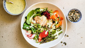 Photo recette Ferme des Voltigeurs et Québec Bio, bol poké avec assiette ambiance. / Recipe photo featuring Ferme des Voltigeurs and Québec Bio products: a fresh poke bowl presented in an inviting lifestyle setting.