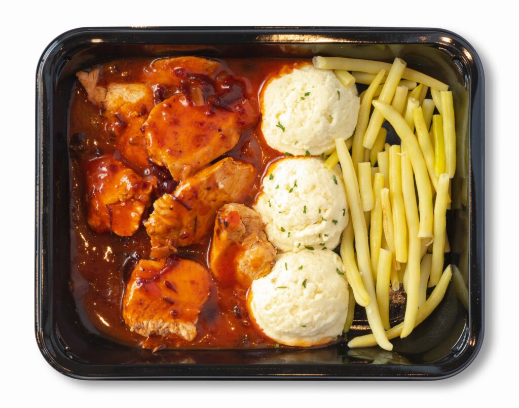 Emballage poulet aux canneberges Ferme des Voltigeurs sur fond blanc. / Ferme des Voltigeurs cranberry chicken.