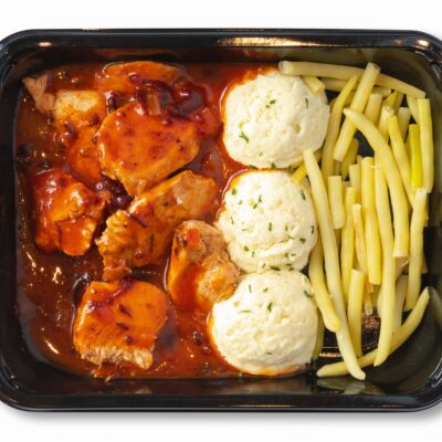 Emballage poulet aux canneberges Ferme des Voltigeurs sur fond blanc. / Ferme des Voltigeurs cranberry chicken.