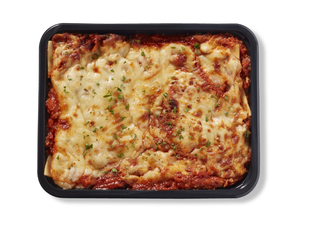 Emballage lasagne de Ferme des Voltigeurs sur fond blanc. / Ferme des Voltigeurs lasagna packaging on a white background.