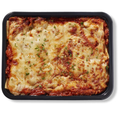 Emballage lasagne de Ferme des Voltigeurs sur fond blanc. / Ferme des Voltigeurs lasagna packaging on a white background.