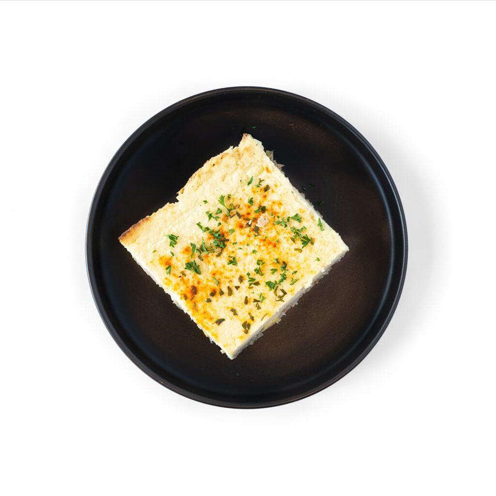 Pâté chinois au poulet de Ferme des Voltigeurs sur fond blanc. / Ferme des Voltigeurs Chicken Shepherd’s Pie on a white background.
