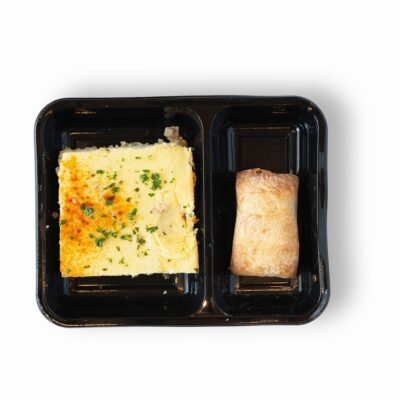 Photo emballage pâté chinois au poulet de Ferme des Voltigeurs, format individuel sur fond blanc. / Photo of Ferme des Voltigeurs Chicken Shepherd’s Pie packaging, individual size, on a white background.