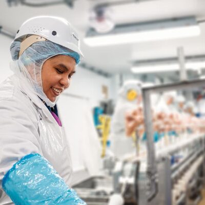 Employé en usine chez Ferme des Voltigeurs, section désossage. / Factory Worker at Ferme des Voltigeurs, Deboning Department.